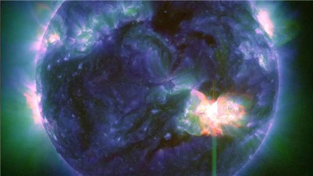Eine Sonneneruption - wie der helle Blitz (unten, r). Aufgenommen vom Solar Dynamics Observatory der NASA am 9. Mai 2024.