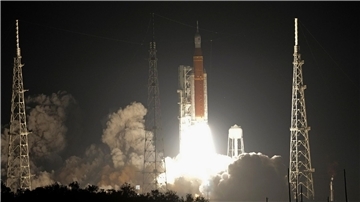 Eine „Space Launch System“-Rakete der Mission „Artemis“ startet am Weltraumbahnhof Cape Canaveral.
