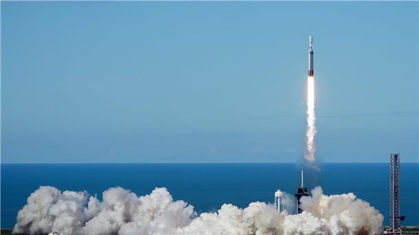 Eine SpaceX-Rakete hebt von der Rampe 39A des Kennedy Space Center in Cape Canaveral ab.