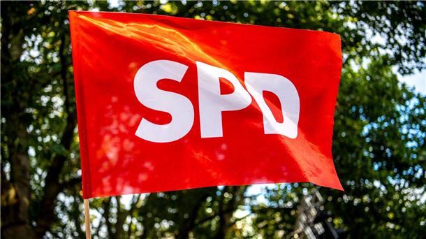 SPD-Abgeordnete fordern neues Sondervermögen für Sicherheit Eine SPD-Flagge weht im Wind.