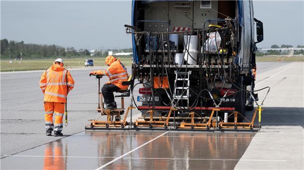Beschädigte Reifen: Fraport sperrt frisch sanierte Landebahn Eine spezielle Flüssig-Grundierung bringen Arbeiter mit einem Spezialfahrzeug auf der Landebahn Nordwest auf dem Flughafen in Frankfurt an. Am Frankfurter Flughafen hat der Betreiber Fraport die frisch sanierte Landebahn Nordwest nach wenigen Betriebsstunden wieder gesperrt.