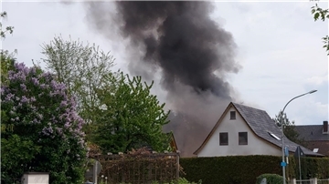 Eine starke Rauchwolke steht über dem Haus in Dorum.