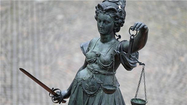 Prozess um versuchten Betrug mit Coronamasken vor dem Ende Eine Statue der Justitia hält eine Waage und ein Schwert in der Hand.