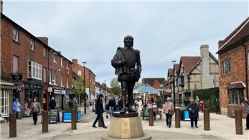 Eine Statue von William Shakespeare in der englischen Stadt Stratford-upon-Avon.
