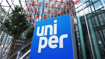 Eine Stele mit dem Firmen-Logo steht im Foyer der Hauptverwaltung des Energieversorgungsunternehmens Uniper in Düsseldorf.
