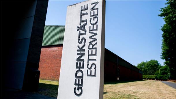 Streit um NS-Gedenkstätte im Emsland Eine Stele mit der Aufschrift „Gedenkstätte Esterwegen“ steht auf dem Gelände der Gedenkstätte Esterwegen, dem Standort des ehemaligen Konzentrationslagers Esterwegen.