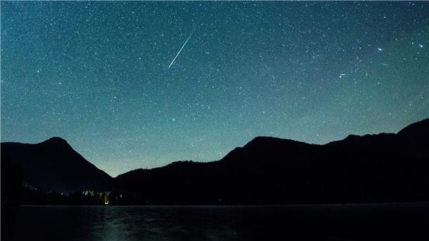 Schnell, hell, selten: Leoniden-Sternschnuppen am Himmel Eine Sternschnuppe leuchtet neben der Milchstraße am Himmel über dem Walchensee.