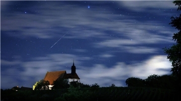 Eine Sternschnuppe verglüht am Himmel über der Wallfahrtskirche Maria im Weingarten.
