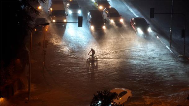 Eine Straße in Istanbul steht nach sturzartigen Regenfällen unter Wasser.