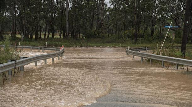 Regenchaos in Sydney: Wohnviertel versinken im Wasser Eine Straße ist in Vineyard in Sydney nach Regenfällen überschwemmt.