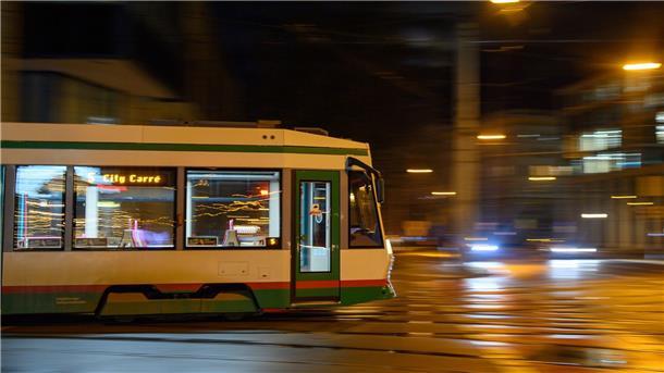 Eine Straßenbahn in Magdeburg.