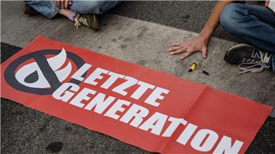 Eine Straßenblockade durch Aktivisten der Gruppe Letzte Generation.