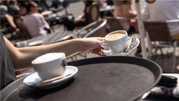 Fachkräftemangel im Gastgewerbe hält an Eine Studentin bedient am Vormittag in einem Cafe. Beim Fachkräftemangel in Hotels, Restaurants und Gaststätten ist derzeit keine Besserung in Sicht.