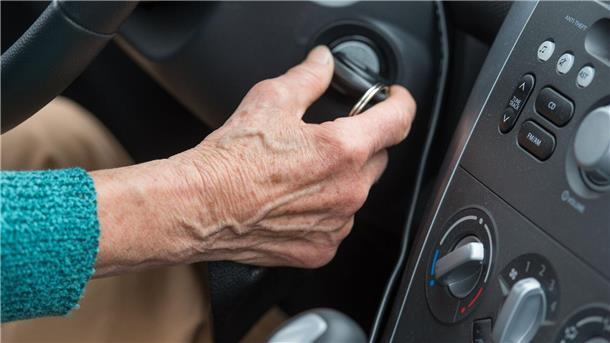Eignungstest für ältere Fahrer führt zu weniger Unfällen Eine Studie aus Japan hat ergeben, dass obligatorische Fahreignungstests bei Seniorinnen und Senioren zu weniger Autounfällen führen.