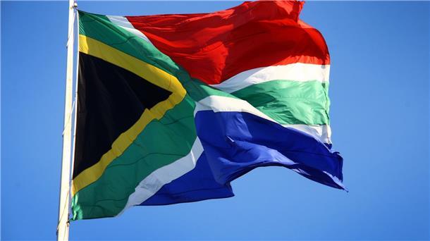 Tod eines Deutschen in Südafrika: Verdächtige festgenommen Eine südafrikanische Flagge: Auf dem Weg in den Kruger-Nationalpark wurde ein Tourist aus Deutschland überfallen und getötet.