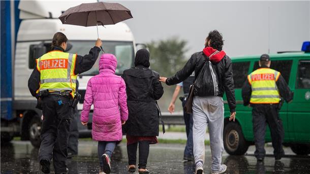 Mehrheit hält Flüchtlingsandrang für nicht verkraftbar Eine syrische Familie an der Grenzkontrollstelle an der Anschlussstelle Bad Reichenhall Salzburg nach München.