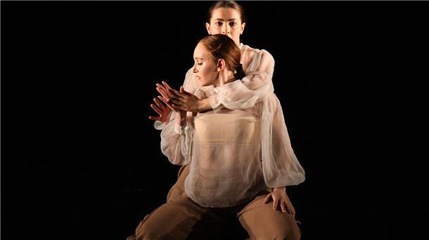 Eine Szene aus der Produktion "Junge Choreografien" im Theater im Fischereihafen.