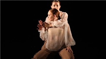 Eine Szene aus der Produktion "Junge Choreografien" im Theater im Fischereihafen.