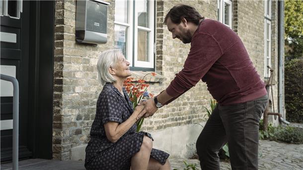 Eine Szene aus Lars Jessens Film „Mittagsstunde“ mit Charly Hübner, der die Hauptrolle als Ingwer spielt, und Hildegard Schmahl als seine Mutter Ella.