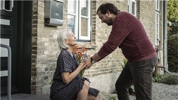 Eine Szene aus Lars Jessens Film „Mittagsstunde“ mit Charly Hübner, der die Hauptrolle als Ingwer spielt, und Hildegard Schmahl als seine Mutter Ella.