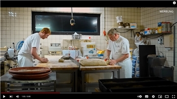 Eine Szene von vielen im YouTube-Video über die Bäckerei Wiechmann in Geestenseth: Vater und Sohn Wiechmann kneten den Teig. Foto Privat
