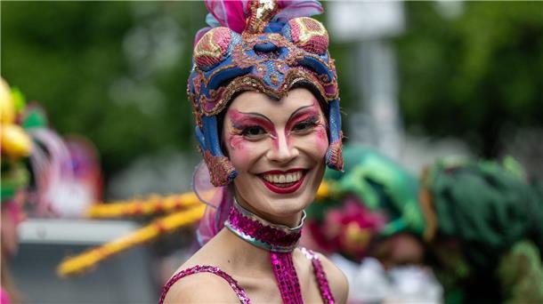 Eine Tänzerin beim 26. Karneval der Kulturen in Berlin.