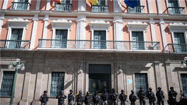 Nach Putschversuch in Bolivien: 17 Militärs festgenommen Eine Tag nach dem Putschversuche schützen Sicherheitskräfte den Regierungspalast im bolivianischen La Paz