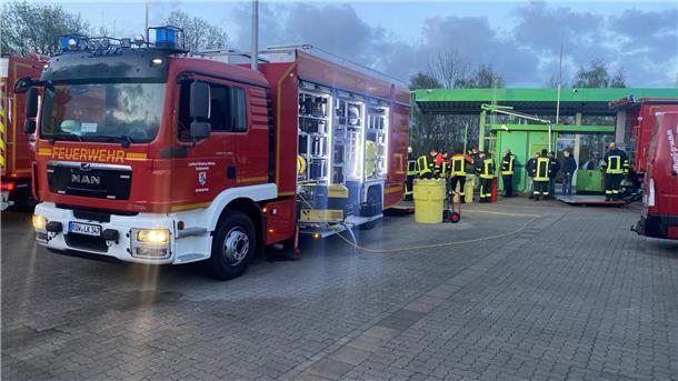 Eine Tankstelle in Gnarrenburg war Schauplatz der Übung.