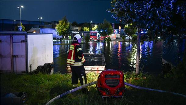 DWD erwartet weitere heftige Gewitter in Niedersachsen Eine Tankstelle ist überflutet.