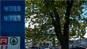 Eine Tankstelle mit amtlich regulierten Preisen im ungarischen Komárom am 27.05.2022.