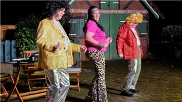 Eine Tanzlehrerin versucht, den „Glitter-Boys“ eine Choreografie für künftige Auftritte beizubringen.