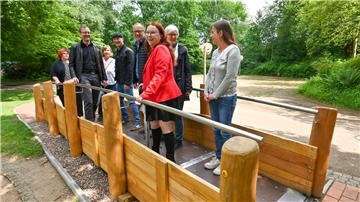 Menschen auf einer Brücke. 