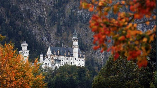 Gewalttat bei Neuschwanstein: Mordanklage gegen Amerikaner Eine Touristenattraktion als Tatort: Im Juni hatte ein Amerikaner am Schloss Neuschwanstein in Bayern zwei Touristinnen angegriffen - eine der Frauen überlebte die Attacke nicht. (Archivbild)