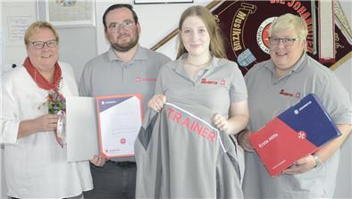 Eine Trainerin-Jacke, ein Unterrichtspaket und ein Sträußchen selbst gepflückten Glücksklee gab es als Geschenk zur Ernennung (von links): Diana Borchelt, Marcel Planteur, Yannika Barz und Katja Ratjen-Barz.