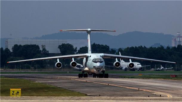 Eine Transportmaschine vom Typ Iljuschin IL-76 (Archiv)