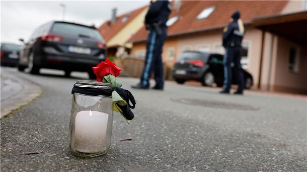 17-Jähriger soll jüngere Schwester getötet haben Eine Trauerkerze und eine Rose vor dem Haus, in dem eine 14-Jährige getötet wurde.