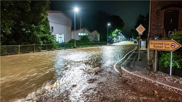 Viele Tote bei Unwettern - Häuser in der Eifel eingestürzt Eine überflutete Straßen in Altena nach schweren Regenfällen. Altena im Sauerland war nach Erdrutschen und Überschwemmungen zeitweise nicht mehr zu erreichen.