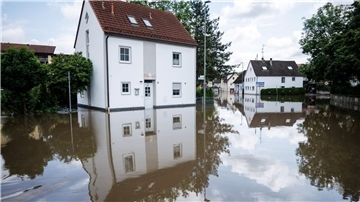 Eine Überlutete Hauptstraße nahe der Donaubrücke in Günzburg, Bayern.