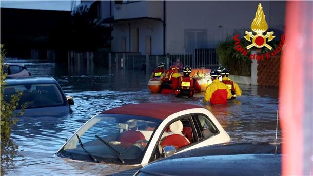 Eine überschwemmte Straße, in der zahlreiche Autos unter Wasser stehen, in Lamporecchio.