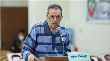Eine undatierte Aufnahme zeigt den Deutsch-Iraner Djamshid Sharmahd in einem Teheraner Revolutionsgericht.