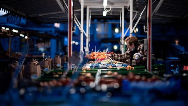 Geschäfte auf Wochenmärkten brechen stark ein Eine Verkäuferin bereitet die Auslage auf einem Wochenmarkt in Oberhausen vor. „Die Branche hat in den vergangenen 30 bis 40 Jahren insgesamt stark an Bedeutung verloren. In der Bevölkerung sind die Märkte beliebt, aber viele Menschen gehen gar nicht hin“, sagt ein Fachmann.