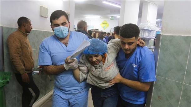 Eine Verwundete in einem Krankenhaus in Rafah (Archivbild). Laut der von der Hamas kontrollierten Gesundheitsbehörde wurden seit Kriegsbeginn am 7. Oktober mehr als 57.600 Menschen im Gazastreifen verletzt.