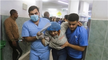 Eine Verwundete in einem Krankenhaus in Rafah (Archivbild). Laut der von der Hamas kontrollierten Gesundheitsbehörde wurden seit Kriegsbeginn am 7. Oktober mehr als 57.600 Menschen im Gazastreifen verletzt.
