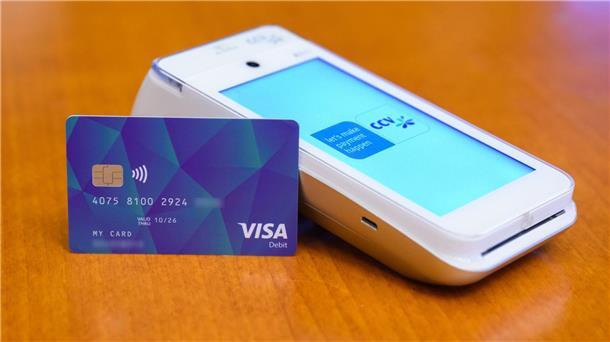 CDU: Maximal 50 Euro Bargeld mit Geflüchteten-Bezahlkarte Eine VISA-Debit Karte für Geflüchtete liegt im Rathaus Hannover neben einem Lesegerät.