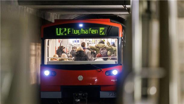 Nachholbedarf bei „smarter Mobilität“ in deutschen Städten Eine vollautomatische U-Bahn in Nürnberg fährt in einen Bahnhof ein.