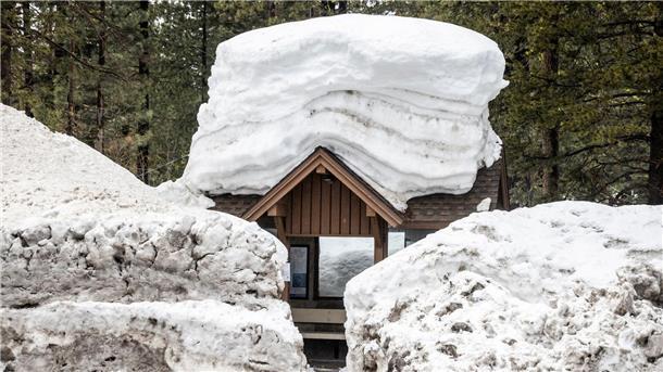 Bilder des Tages Eine von Schnee umgebene Bushaltestelle in Tahow City. Während im Süden Kaliforniens erneut heftige Regenfälle erwartet werden mit Warnung vor möglichem Hochwasser, fällt in den höheren Lagen ungewöhnlich viel Schnee.