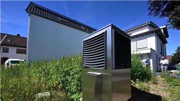 Eine Wärmepumpe ist zum Heizen eines neu gebauten Wohngebäudes in Betrieb.