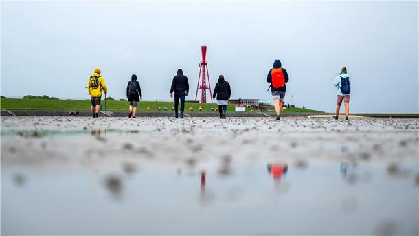 Diese Tourismus-Agentur will das Wir-Gefühl an der Küste stärken Die Teilnehmer der "Sound of Silence" Wattwanderung laufen zurück zum Strand.