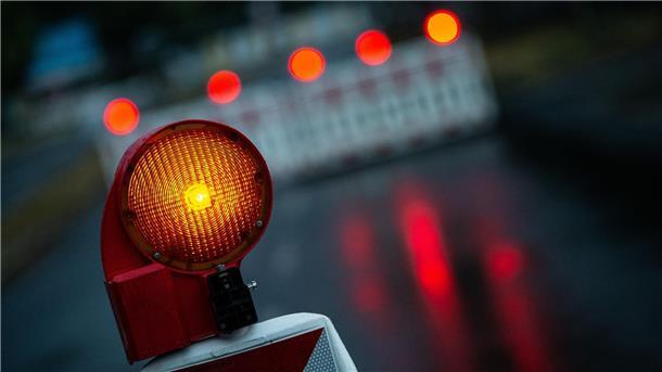 Verdacht auf Blindgänger am Göttinger Schützenplatz Eine Warnleuchte steht an einem abgesperrten Bereich auf einer Straße.