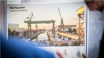 Eine Wasserfläche, die scheinbar bis zum Meer reicht: Gekonnt hat das Architektenbüro „Cobe“ aus Kopenhagen das künftige Werftquartier in ihren Siegerentwurf in Szene gesetzt.